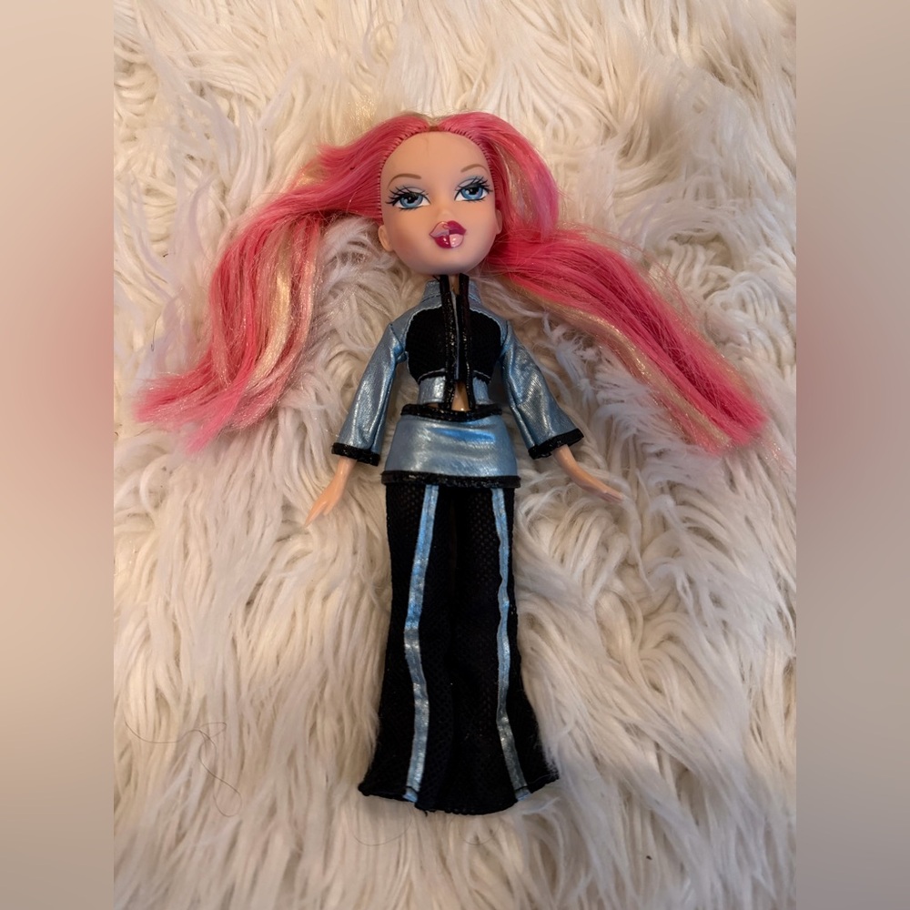 Bratz Live in Concert Chloe Fashion Doll with Pink Hair and Blue Outfit